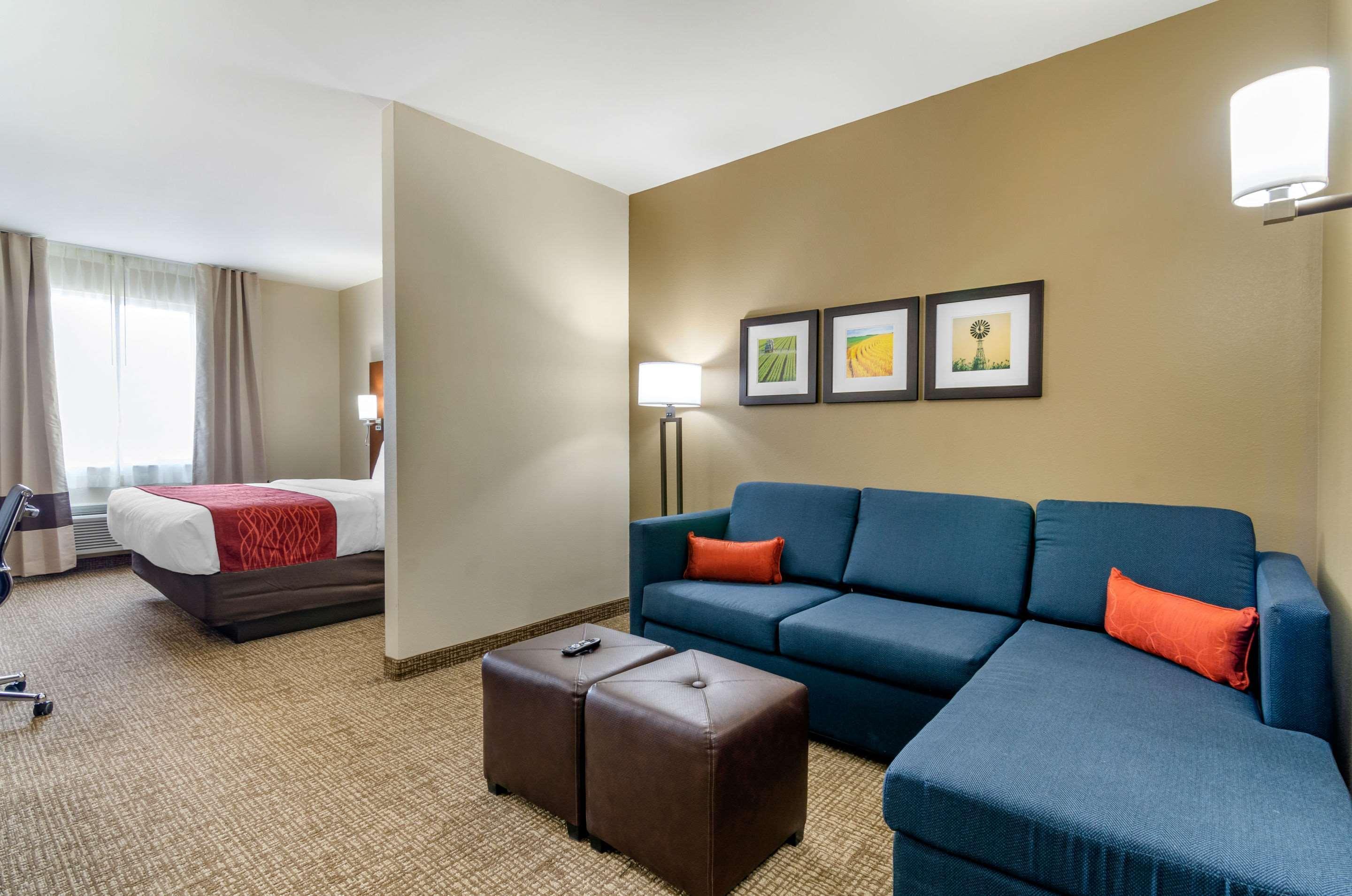 Comfort Inn & Suites Salina North Exterior photo